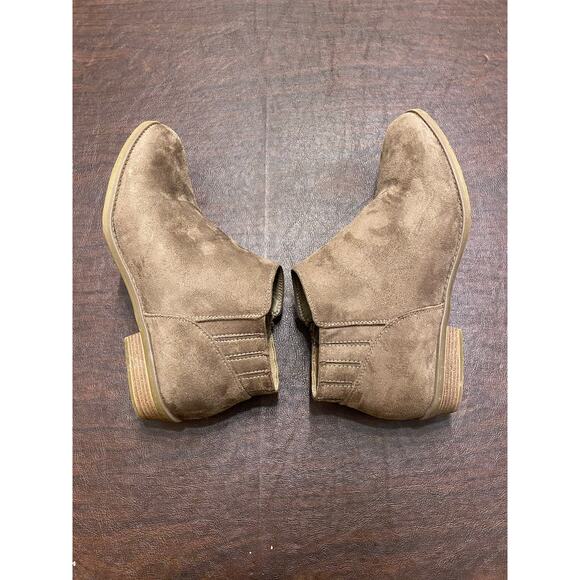Dominique Nicole Taupe Suede Kathy Ankle Boots Sz 10 Wide Zip Side Western Style - Picture 4 of 8